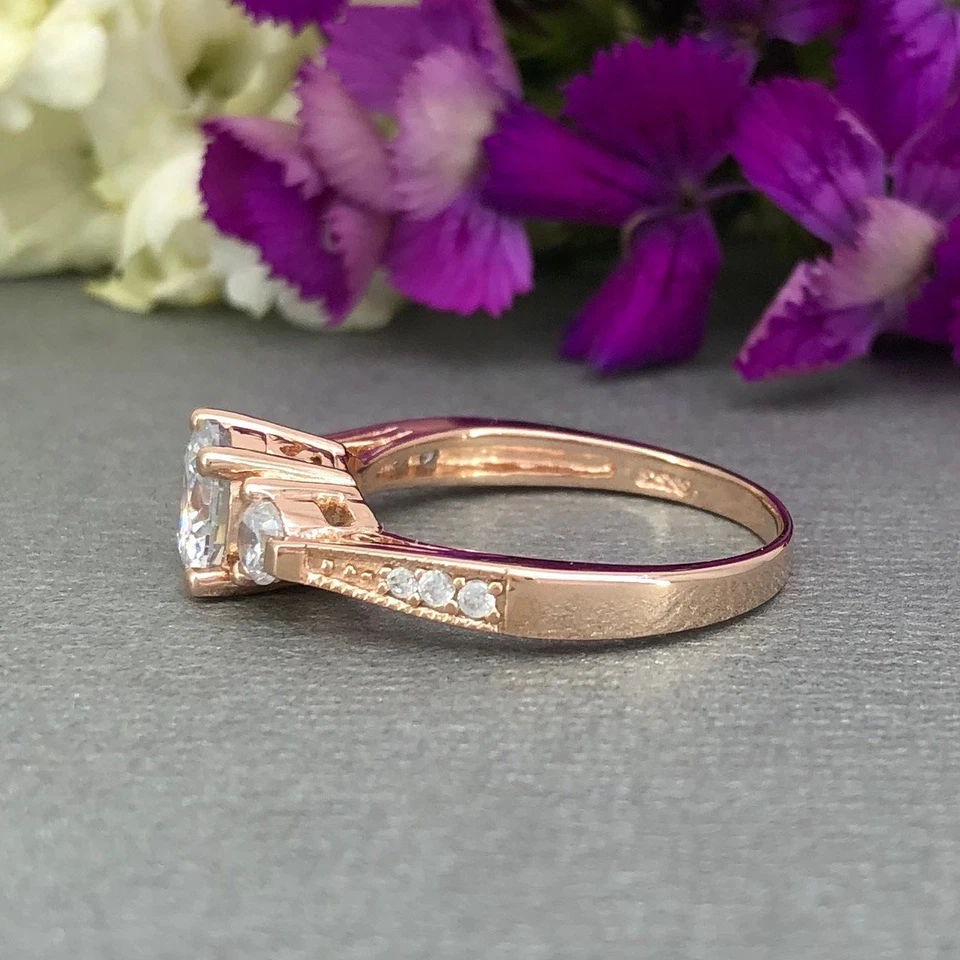 Anillo de compromiso de tres piedras enchapado en oro rosa diamante simulado corte redondo de 1,6 quilates Foto 3 de 4