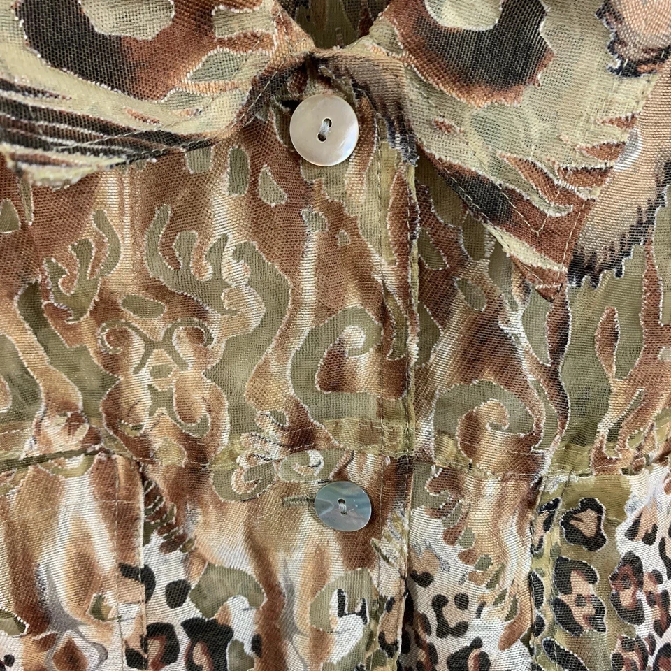 Top Alfred Dunner Petite Marrón Estampado Animal Burnout Manga Larga Con Botones 12P Foto 3 de 4
