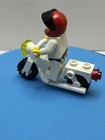 Lego Minifigure Racer - White Zippered Jacket, Red Helmet + Motorcycle — photo 3