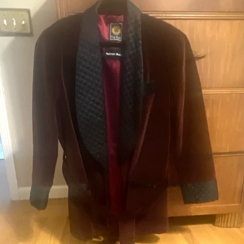 Neiman Marcus Men’s Burgundy Velvet Robe Quilted Shawl Collar Tie Size 46 - product listing photo