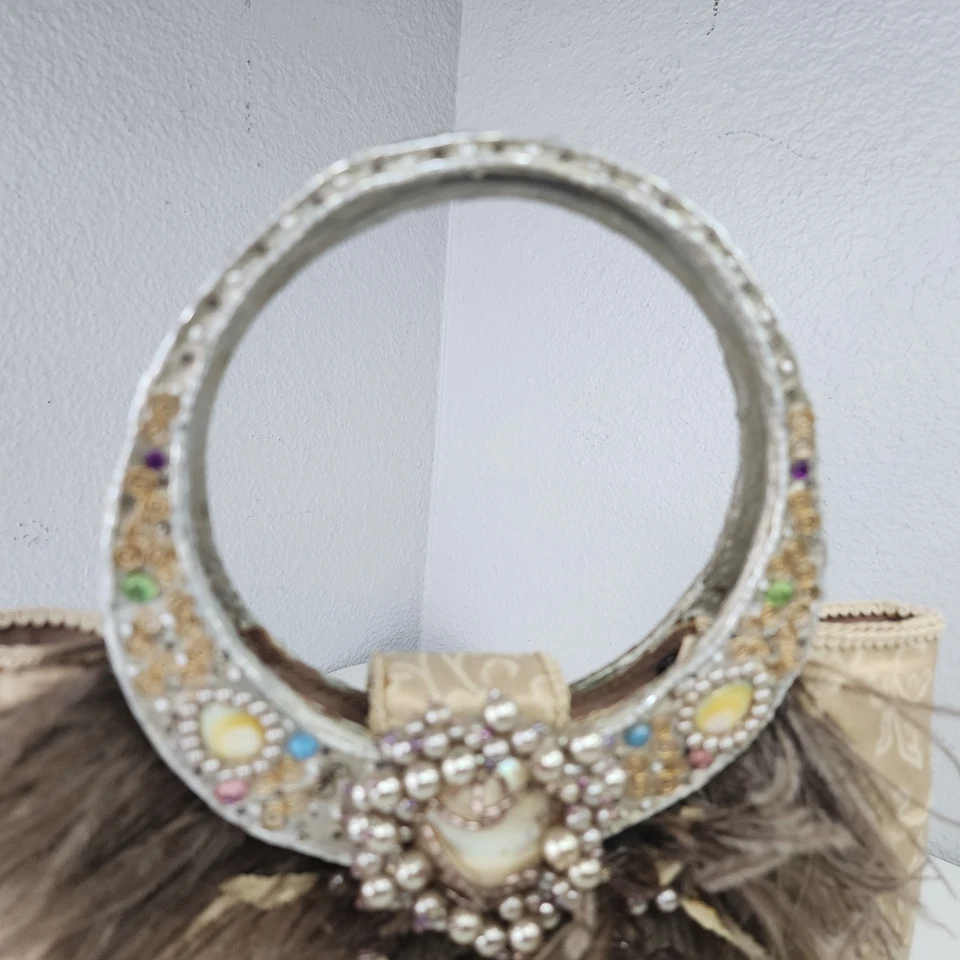 Bolso de Noche Mary Frances Acolchado con Cuentas de Seda Cartera con Acento de Plumas con Joyas Handba Foto 4 de 4