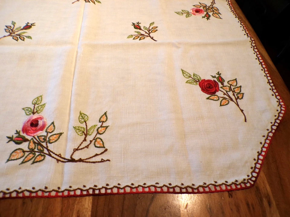 Linge ancien Nappe en  lin beige brodé de fleurs   ( ref 34 ) - Photo 2/4