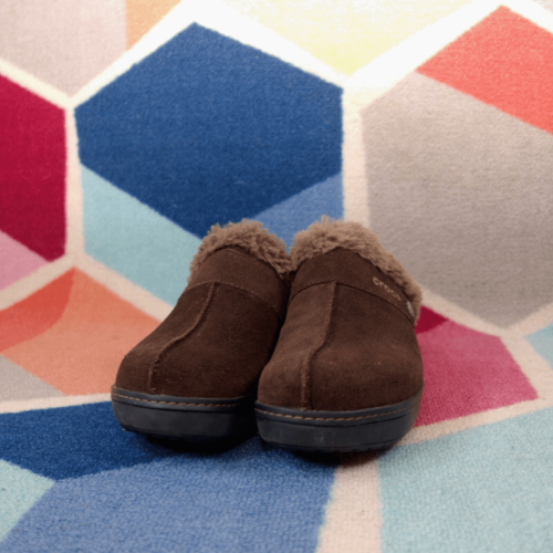 Zuecos Crocs para mujer zapatero mula marrón gamuza forro de piel sintética sin cordones talla 6 EE. UU. - Imagen 2 de 7