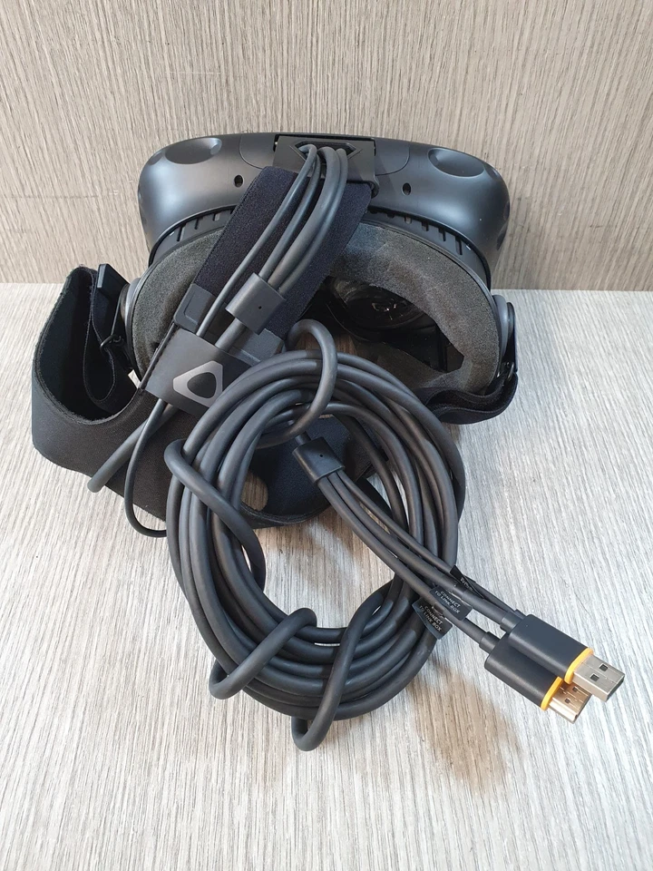 HTC Vive VR Headset w/ Controllers and 2x Base Stations Grade B EC3110 - Image 3 of 4