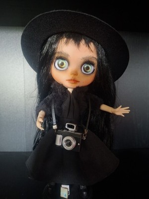 OOAK Custom Blythe Puppe - Lydia Deetz - inklusive Outfit, Ständer & Kamera