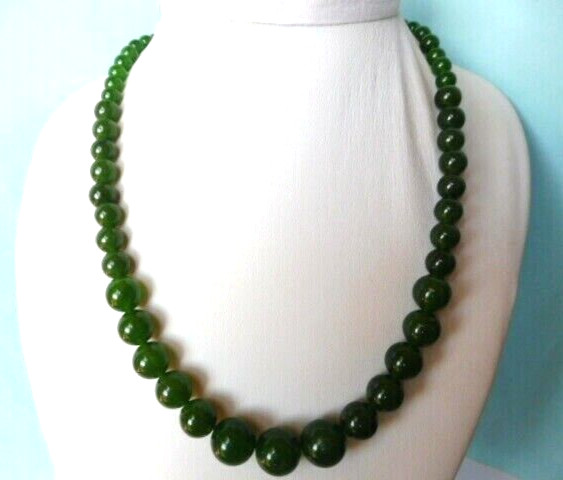 Collier en jade néphrite de 45 cm parfait pour sublimer vos tenues de soirée et grandes occasions