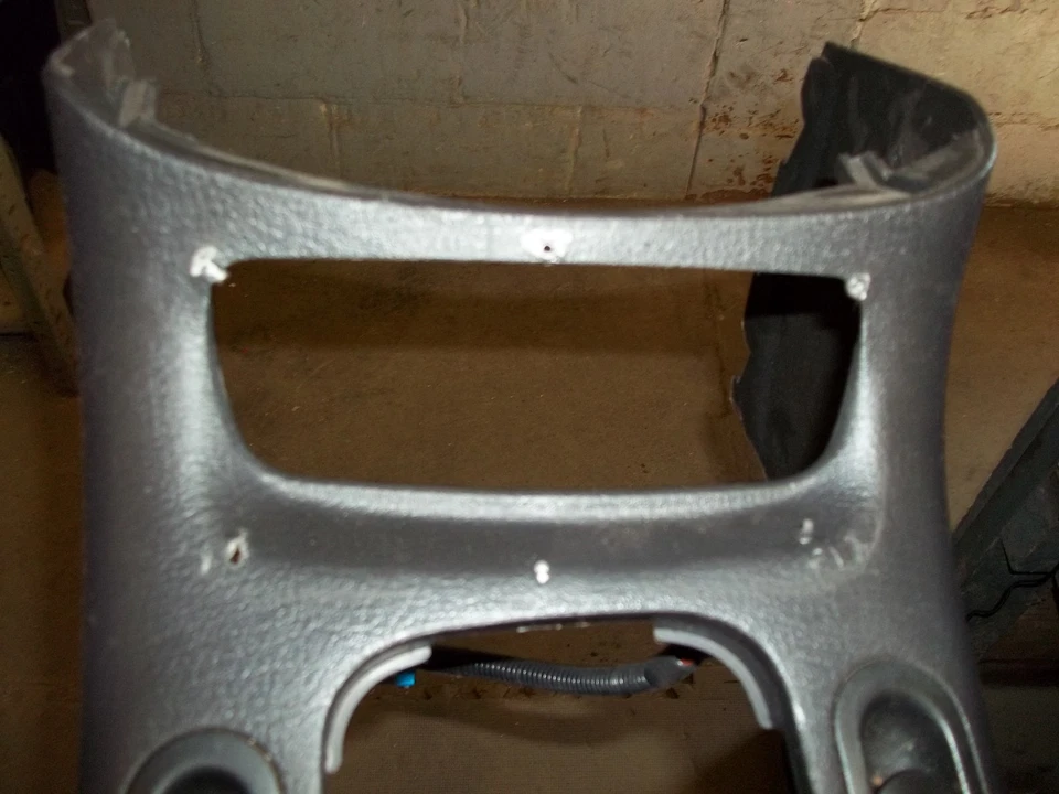 2000 2001 2002 2003 2004 2005 SATURN L300 CENTER CONSOLE GRAY W/ WINDOW SWITCH - Image 4 of 4