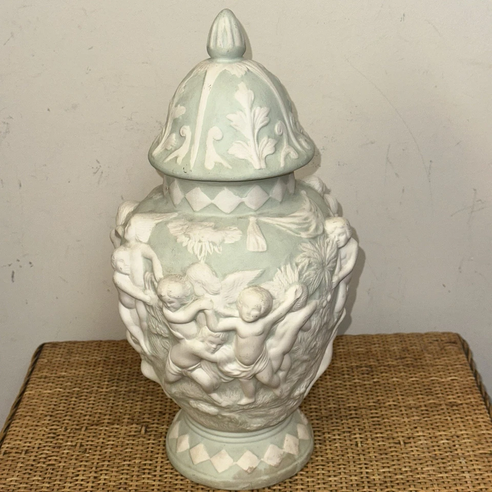Vtg 1974 Ornate Victorian Cherub Urn Vase 3D Beautifully Detailed Green Signed - Image 4 of 4