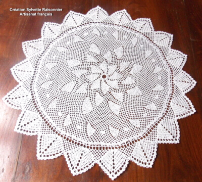 Napperon Rond Crocheté 40cm – Création Sylvette Raisonnier, Artisanat Français, Blanc