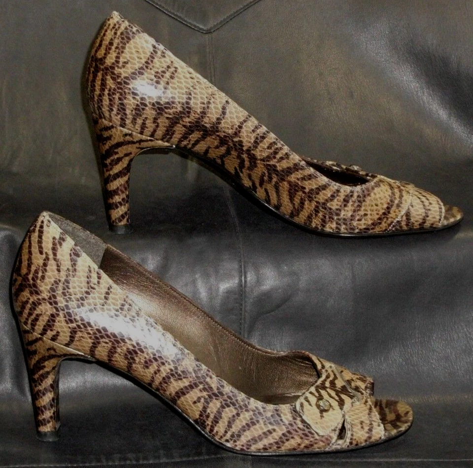 Stuart Weitzman women's snake print leather open peep toe pump shoes size 6 1/2M - Image 2 of 4
