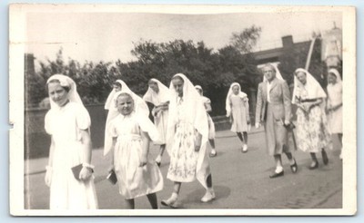 POSTKARTE - KATHOLISCHE MÄDCHEN - MAISPROZESSION - UNBEKANNTER ORT RPPC