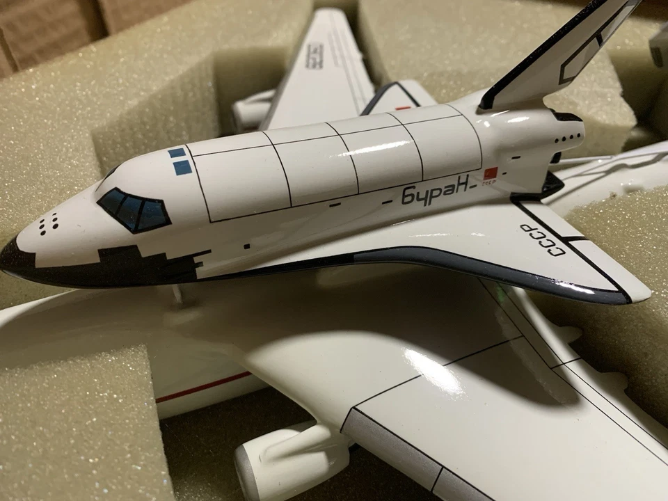 Mastercraft Collection Antonov AN-225 Dream con escala de lanzadera: 1/200 Foto 4 de 4