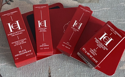 Carolina Herrera Mini Lippenstift + Rouge + Mascara + Lipgloss Brandneu unbenutzt UVP43 