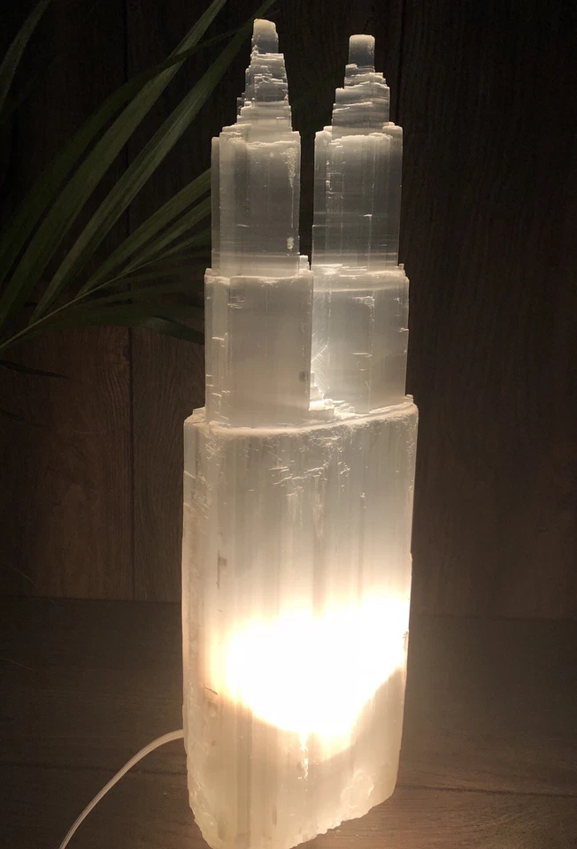 Lámpara de Selenita Extra Grande 15"-18" y Cordón Torre de Selenita Blanca Dos Puntos Reiki. Foto 3 de 4