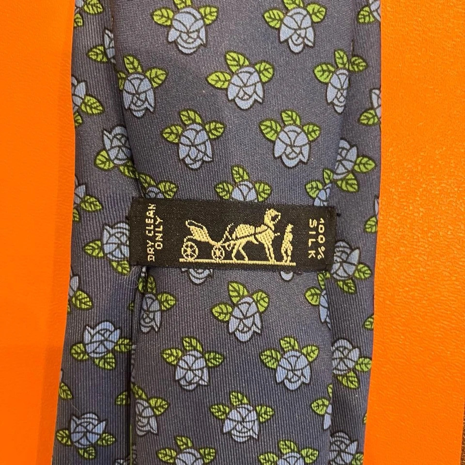 Gravata de pescoço HERMES nova não usada flor verde marinho 100% seda com caixa feita na França - Imagem 4 de 4