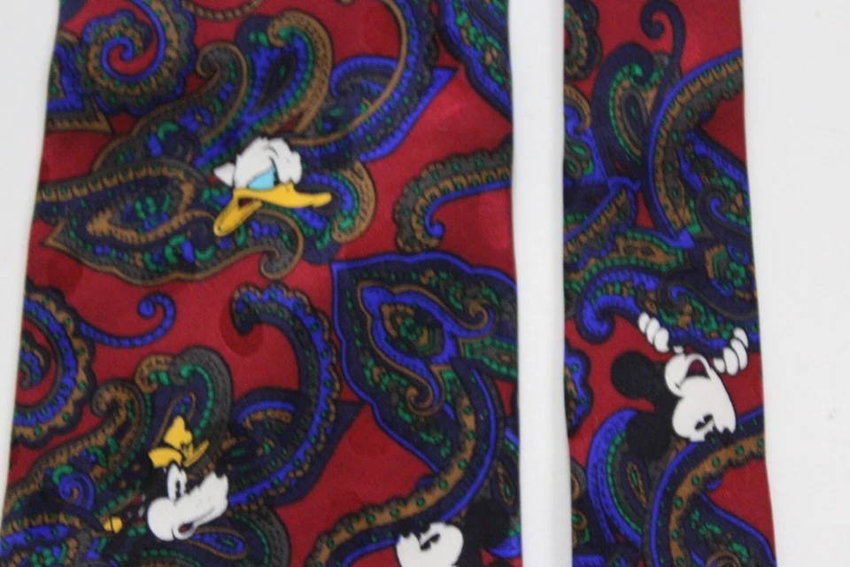 Corbata de colección The Disney Store Mickey Mouse Goofy Pato Donald Paisley  Foto 3 de 4