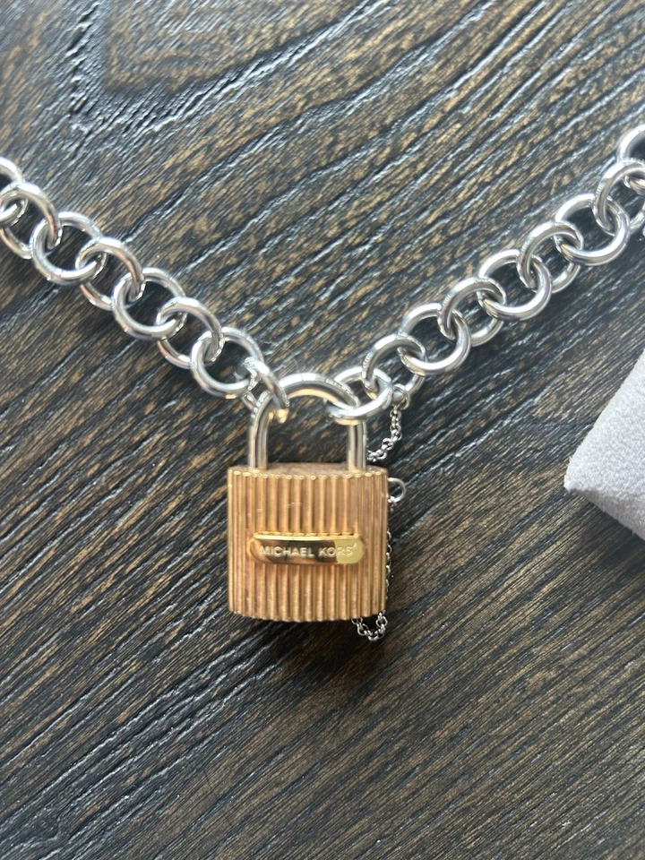 Collar Michael Kors Lock oro rosa con cadena de plata Foto 3 de 4