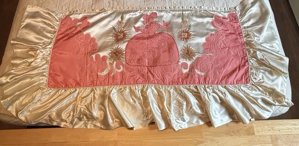 Colcha de satén bordada de terciopelo vintage doble Southern Belle dama pieza Foto 4 de 4