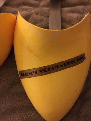 Rare Blum’s Vogue Chicago Pair Of Yellow Plastic Womens Shoe Insert Keepers - Picture 2 of 4