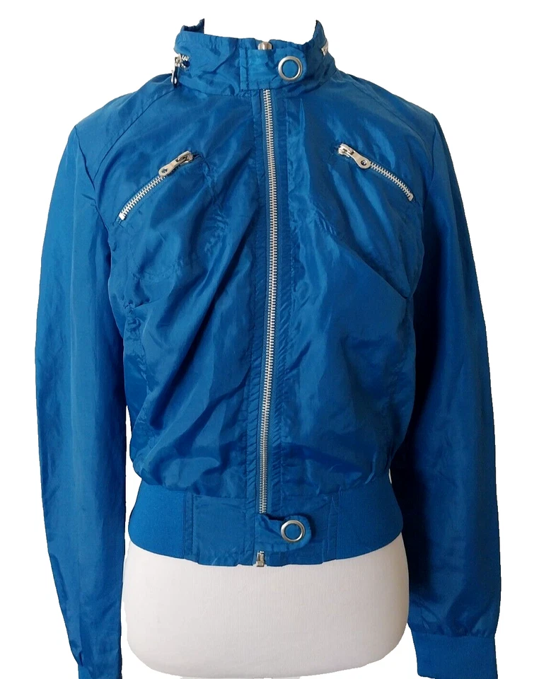 CHAQUETA CORTAVIENTOS EVOLUTION RECORTADA AZUL FORRADA CAPUCHA OCULTA BOLSILLOS CON CREMALLERA MED Foto 2 de 4