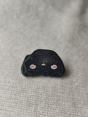 Rock Boy Glitzer Chibi Kawai Hart Emaille Pin Anstecker Schwarz Nickel Anime Kirby Poyo