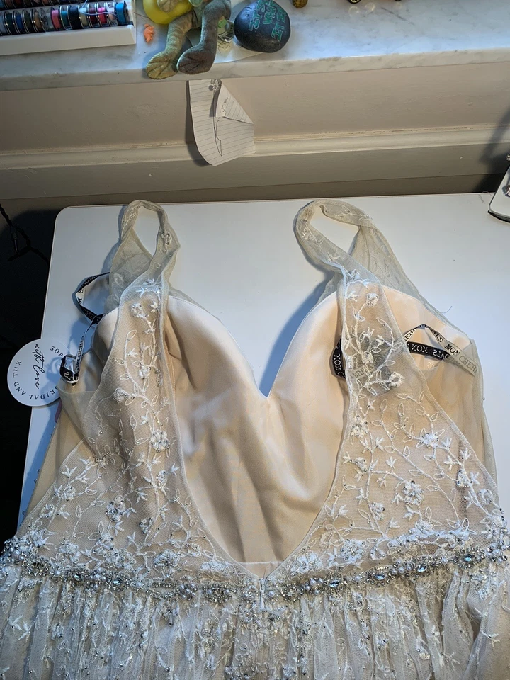 talla 18 Mon Cheri vestido de novia con cuentas, cuello en V, espalda ilusión, línea A, cinturón con cuentas Foto 4 de 4