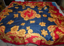 beau et grand foulard  Lanvin à l'imitation d'un tissu d'époque Louis xvI, chic!
