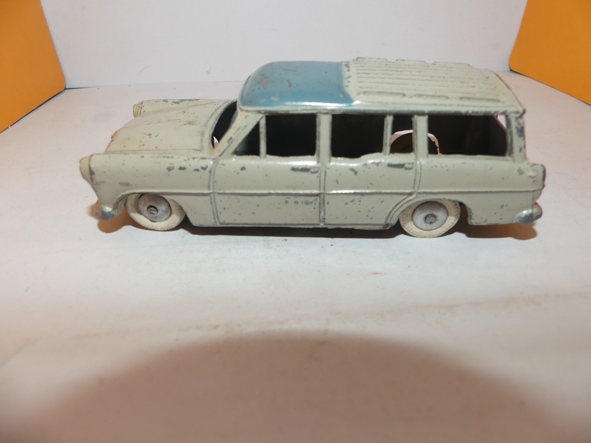 ANCIENNE AMBULANCE QUIRALU - Simca Marly blanche croix bleue - Made in