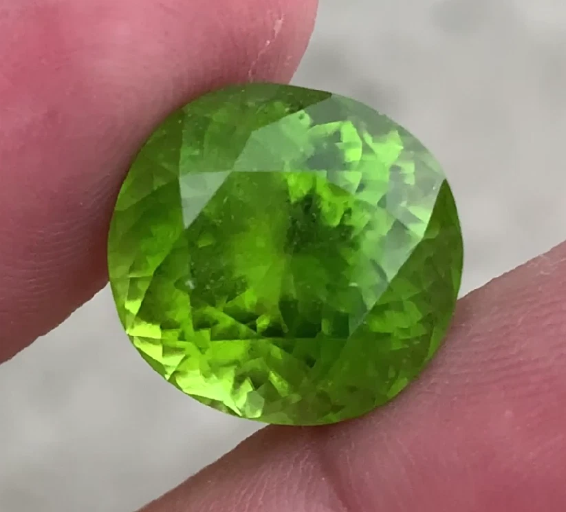 VS 17.55 CT Natural Green Peridot Gemstone Oval Cut From Pakistan - Image 2 of 2