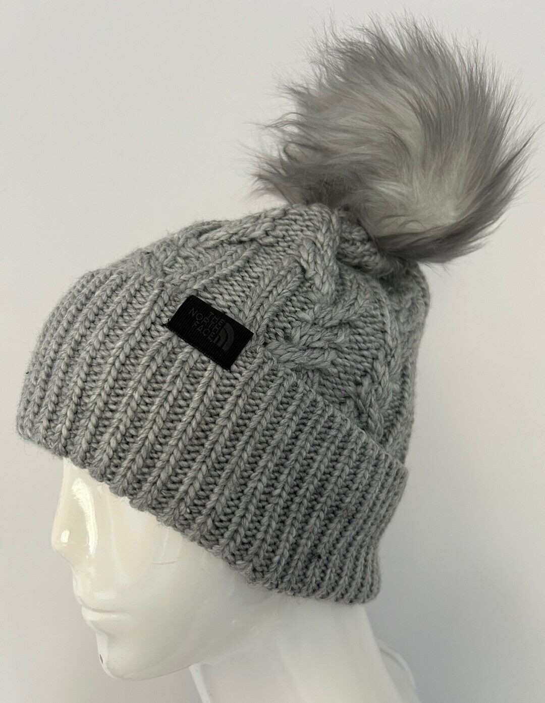 ЖЕНСКАЯ ШАПОЧКА THE NORTH FACE С МЕХОВЫМ ПОМПОНОМ OH MEGA TNF светло-серого цвета из вереска, один размер