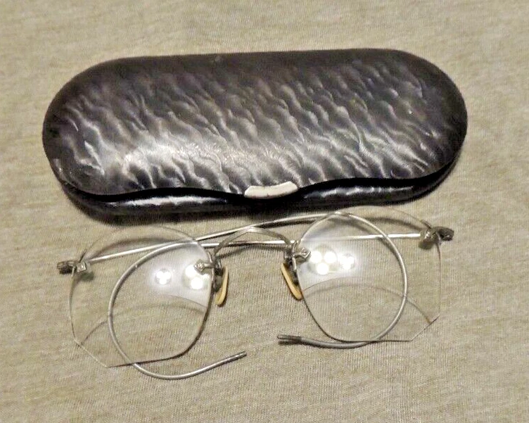 ANCIENNE PAIRE DE LUNETTES AVEC ETUI METAL ART DECO