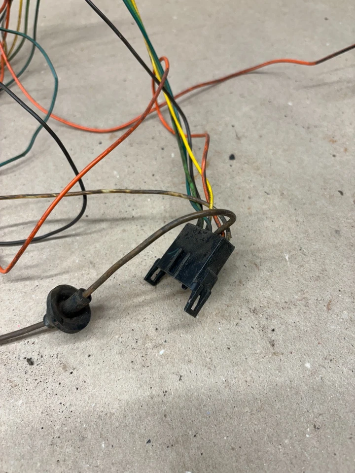 Oldsmobile Cutlass Supreme 442 F85 1964 1965 maletero luz trasera bombilla enchufes de cableado Foto 3 de 4