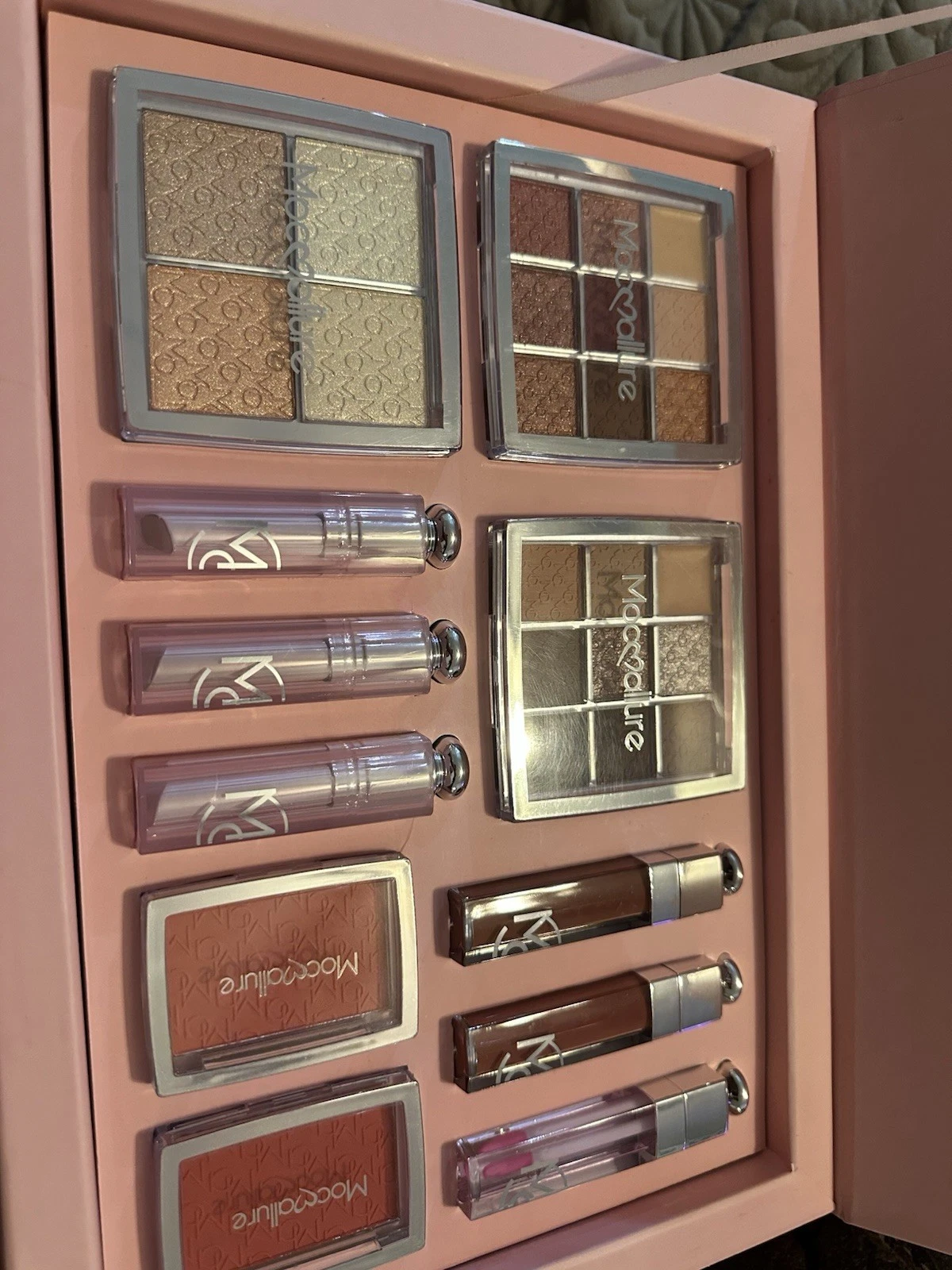 Mocmallure Profesional makeup Kit (11 Pc )
Opens in a new window or tab