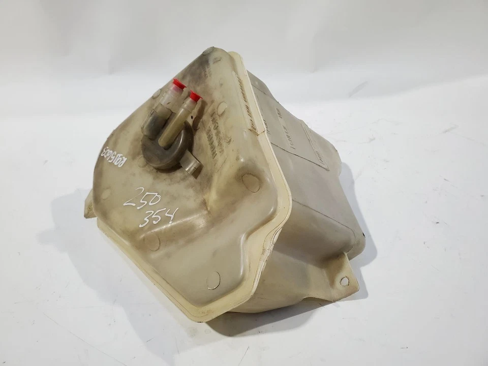 Cadillac Fleetwood 1986 OEM depósito de refrigerante tiene abolladura menor 20348674 Foto 3 de 4