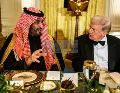 DONALD TRUMP AND CROWN PRINCE SAUDIA ARABIA AT DINNER TALKING 8.5X11 PHOTO