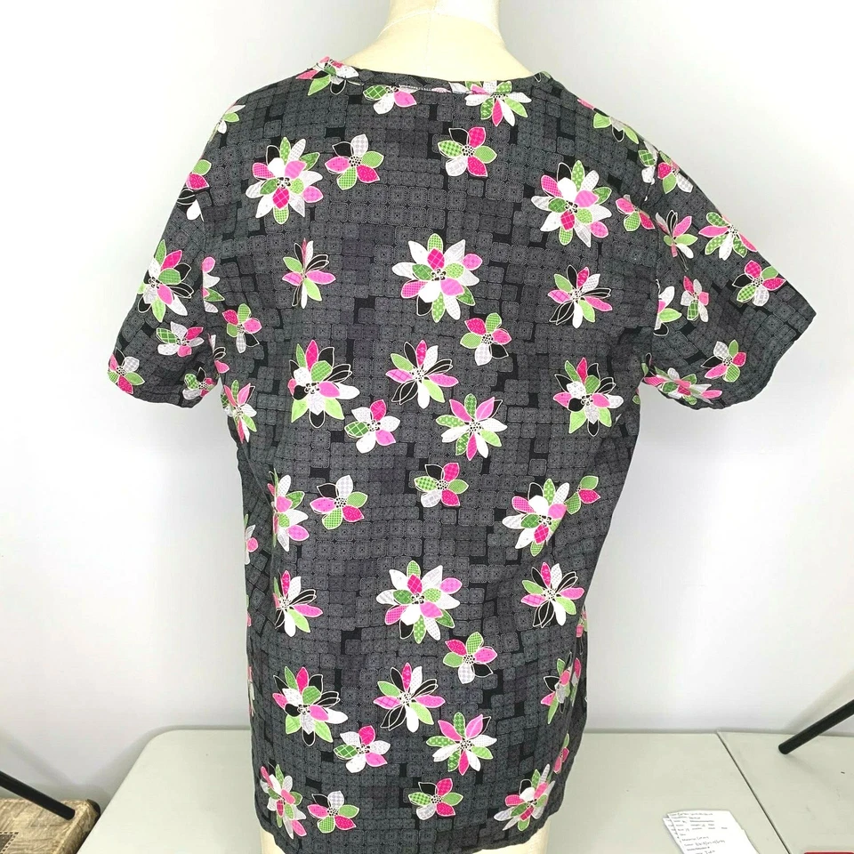 Women's Sz M Scrub Top Black w/ Floral Design Medical Vet Dental Tech w/ Pockets - Image 3 of 4