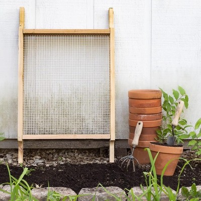 Cedar Garden Sifter for Compost, Dirt and Potting Soil - Handcrafted in The USA