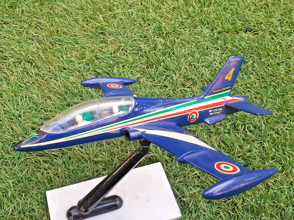 Aermacchi MB 339 P.A.N. Frecce Tricolori in scala 1/48 in metallo d'epoca 21X22 - Immagine 3 di 4