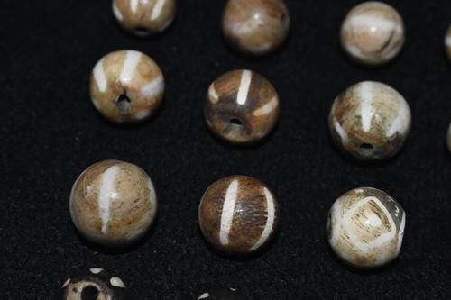30 Ancient Pyu Culture Etched Pumtek Beads with Stripes in Good Condition - Picture 9 of 10