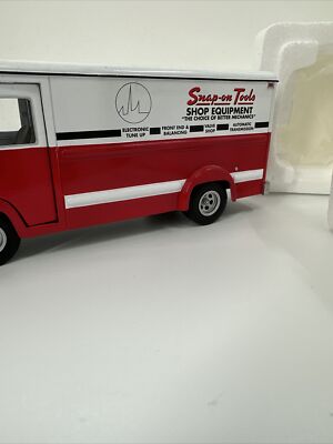 Snap On Tools Die Cast Replica 1961 Divco Step Van 1:34