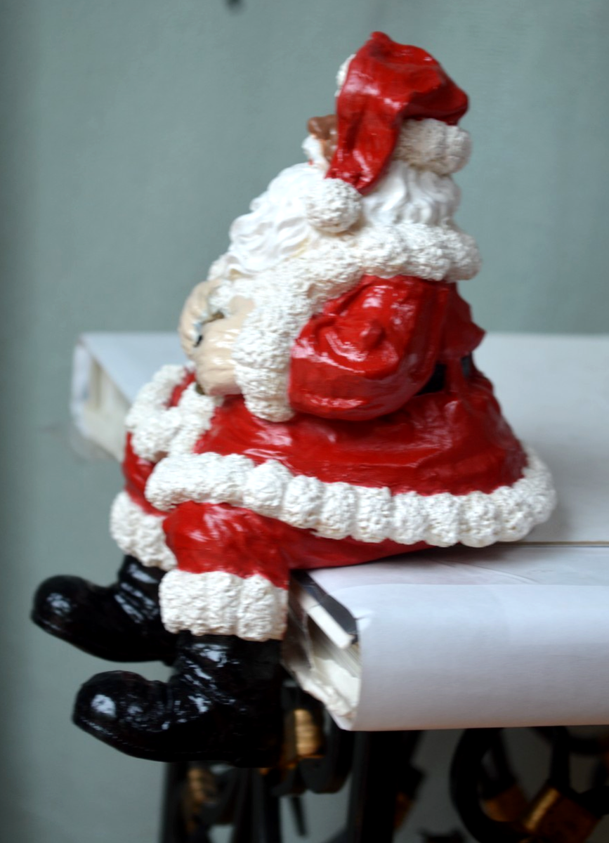 African American Santa House of Lloyd Christmas Around The World