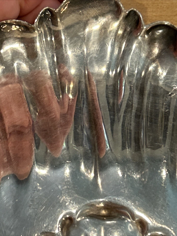 Plato rojo y bartón con monograma 1939 flor grabada Foto 4 de 4