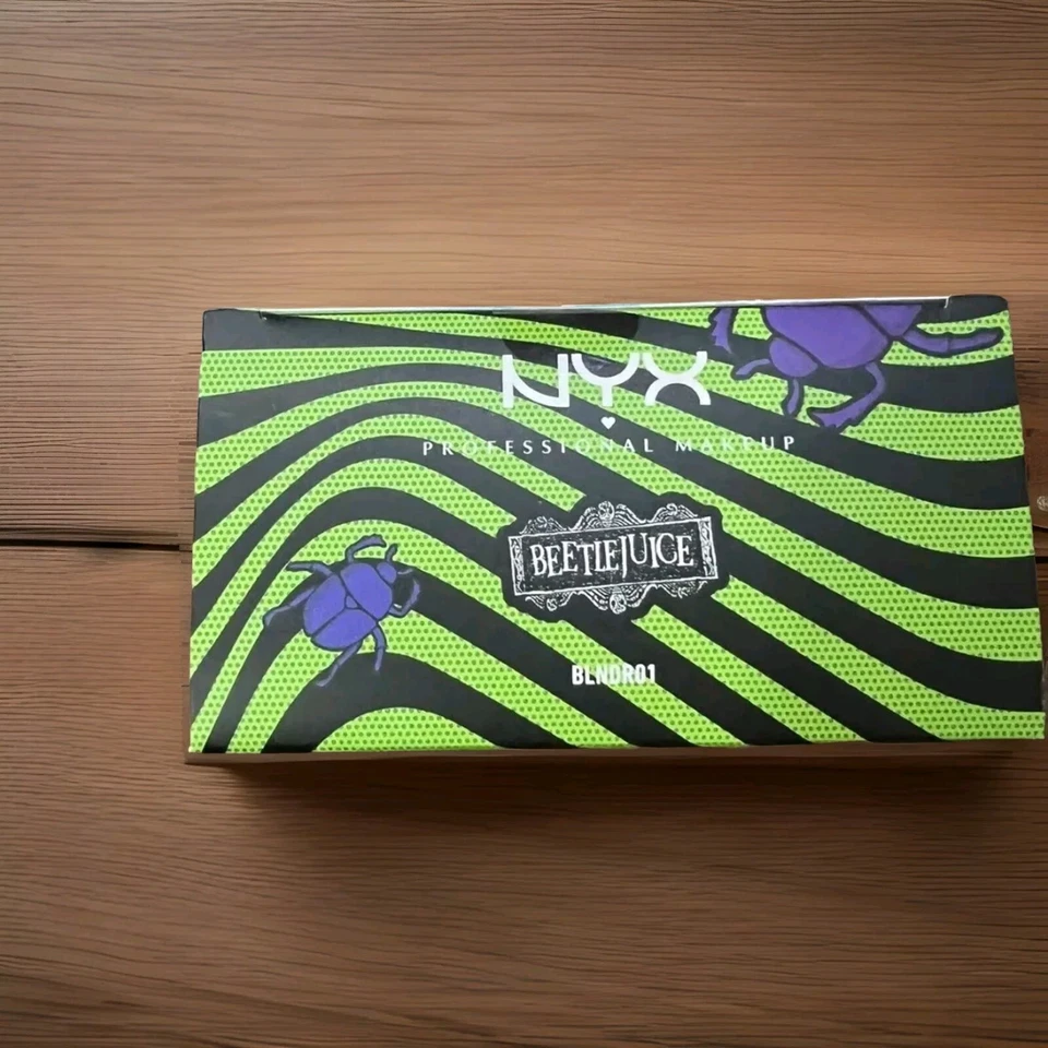 NYX BEETLEJUICE BEETLEJUICE ENCOGEDOR ESPONJA DE MAQUILLAJE Y ESTUCHE DE VIAJE BOB Foto 2 de 4