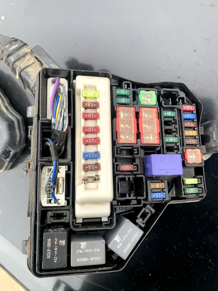 Toyota Yaris 2015 hatchback 1,5 L caja de fusibles módulo de relé de caja de fusibles OEM Foto 3 de 4