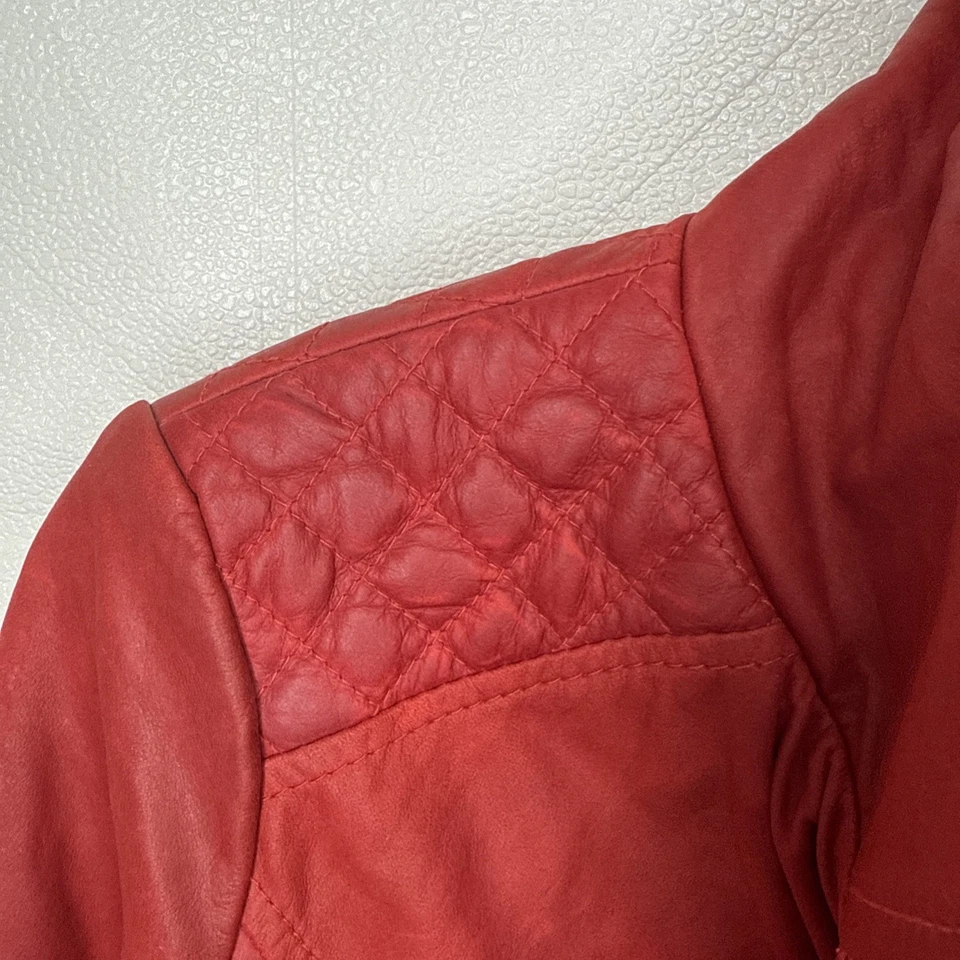 Jaqueta de motociclista Zara Premium vermelha couro genuíno 3 bolsos forrada com zíper M/G. - Imagem 3 de 4