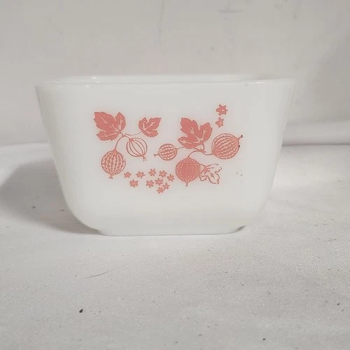 Vintage 1.5 pint gooseberry white refrigerator dish no lid