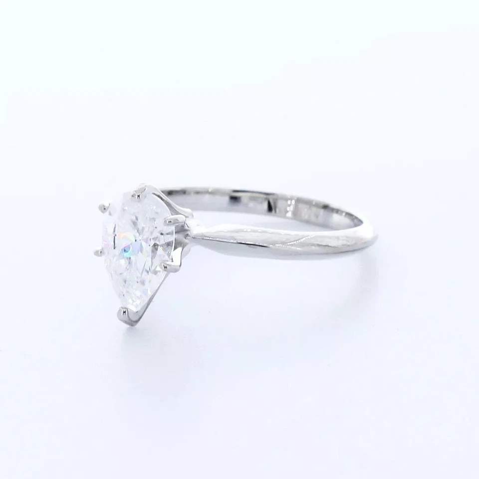 Anillo de compromiso solitario clásico oro 14K 1,47 quilates pera diamante cultivado en laboratorio F SI1 Foto 2 de 4