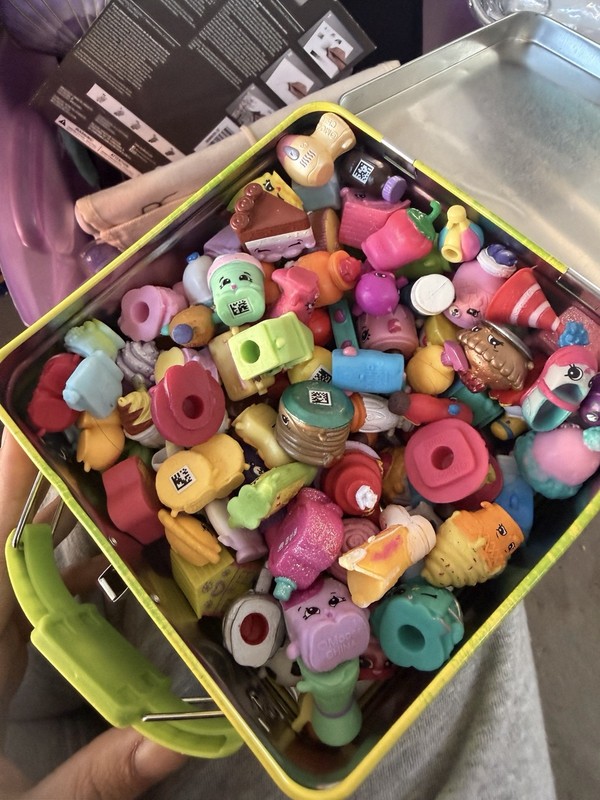 150 Shopkins Multicolored, metallic, glittery and glow in the dark in tin