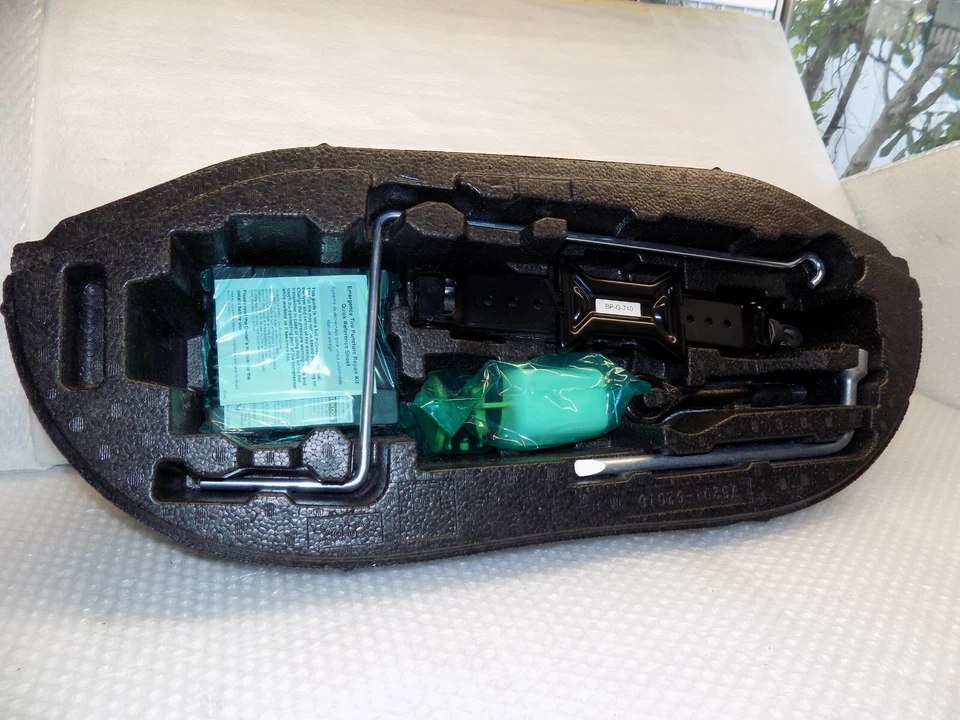 2017-2018-2019 TOYOTA MIRAI SEDAN EMERGENCY JACK AND TOOLS W/ BOX 75201-62010 - Image 2 of 4