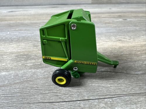 Ertl 1/64 John Deere 566 Round Baler With Plastic Round Bale - Picture 3 of 8